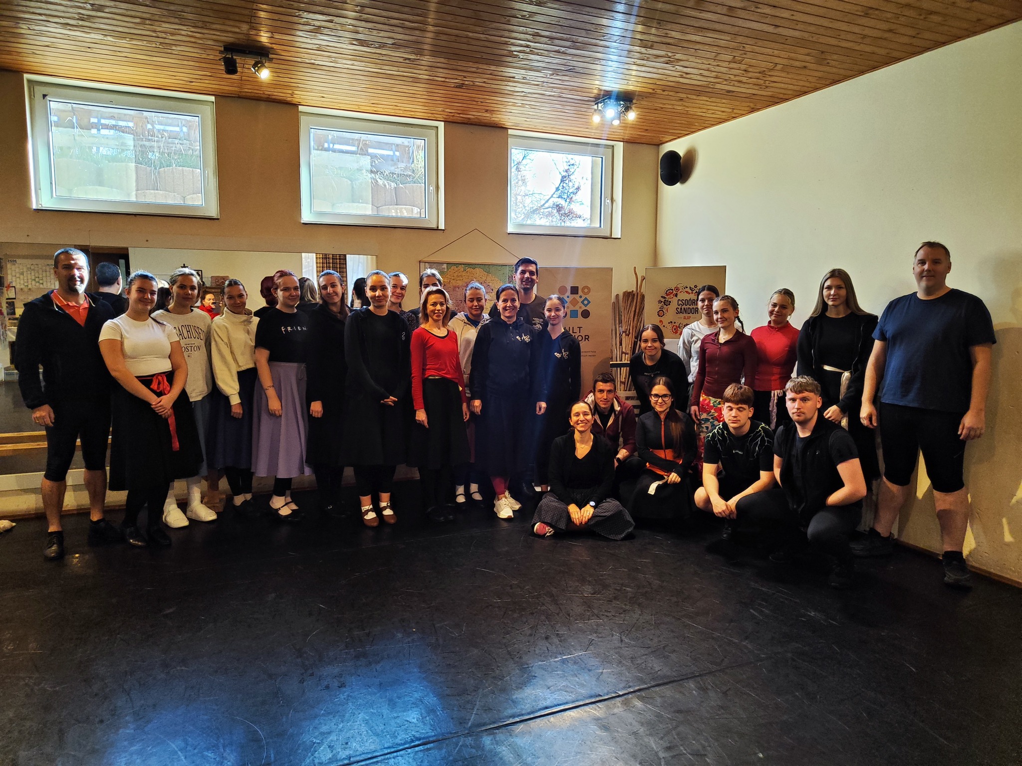 Kéz a kézben - A Megyer Táncegyüttes és a Kis Megyer Gyermek Néptáncegyüttes új műsorának bemutatója 